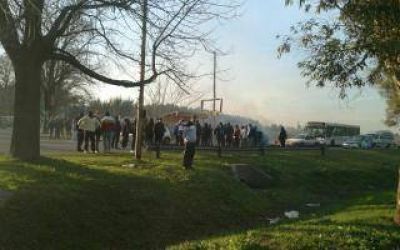 Corte y protesta de trabajadores de Cresta Roja: Denuncian 50 nuevos despidos