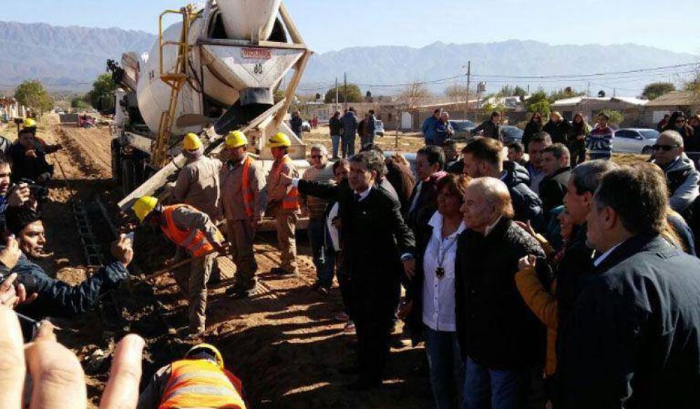 Casas resalt� que se ejecutan obras con pr�stamos obtenidos por la provincia