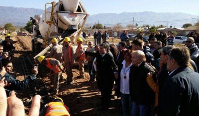 Casas resalt� que se ejecutan obras con pr�stamos obtenidos por la provincia
