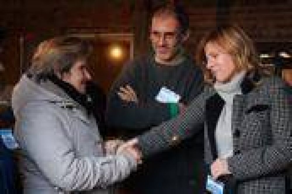 La Plata: Saintout se reuni� con vecinos de Tolosa y Puente de Fierro