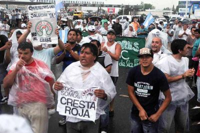 Trabajadores de Cresta Roja protestan en una autopista contra nuevos despidos