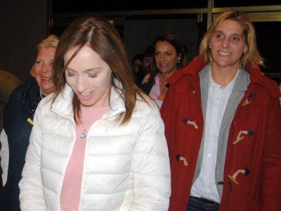 Mar�a Eugenia Vidal se �tom� el tren� y evit� hablar del Intendente Carlos Arroyo