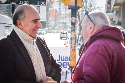 Juan Rey: �Buscamos devolverle la sonrisa a los vecinos tambi�n en la calle�