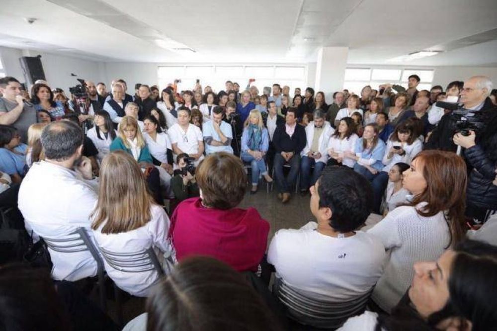 Cristina visit� un hospital de La Matanza y marc� la salud p�blica como otro de los ejes de campa�a