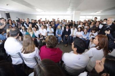 Cristina visit� un hospital de La Matanza y marc� la salud p�blica como otro de los ejes de campa�a