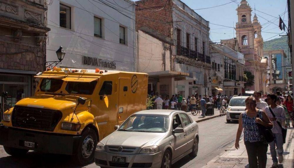 Al salte�o a�n le cuesta ahorrar en letras del tesoro y sigue apostando al d�lar y las tierras