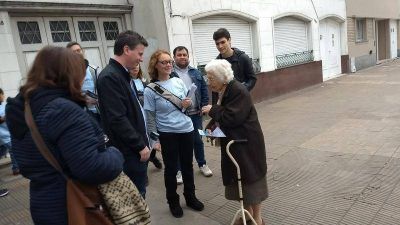 Federico Martelli encabez� una caminata con m�s de 100 voluntarios por barrio Hip�dromo