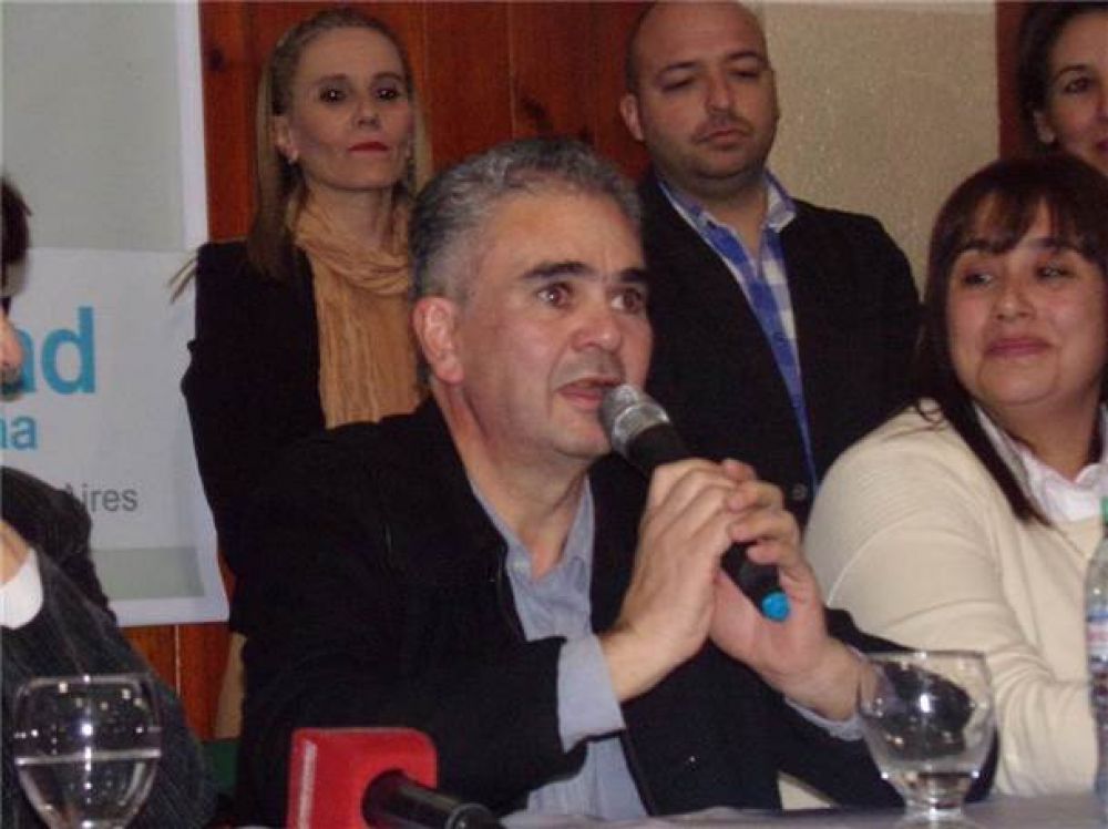 �Hay muchas familias que la est�n pasando mal y vemos que los concejales est�n en otra cosa�
