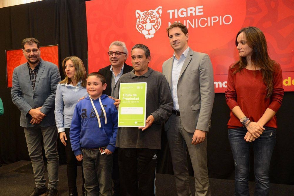 Julio Zamora entreg� 64 escrituras a vecinos de Tigre