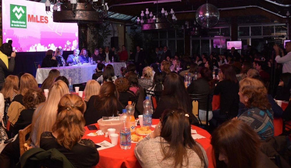 Adolfo se reuni� con 300 mujeres en el sal�n Ricardo Rojas