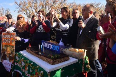 Adolfo llam� a los vecinos a inscribirse en los planes de viviendas