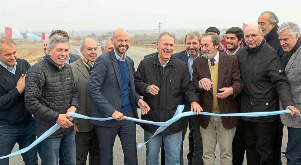 Las fricciones siguieron hasta en el corte de cintas