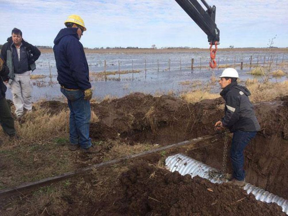 Se realizan dos alcantarillas para escurrir el agua en una zona de Intendente Alvear