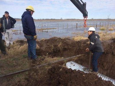 Se realizan dos alcantarillas para escurrir el agua en una zona de Intendente Alvear
