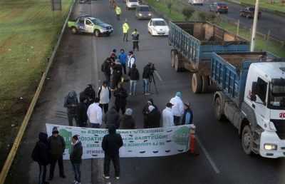 El conflicto en Cresta Roja regres� con un corte en la autopista