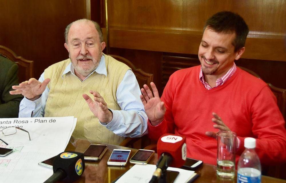 Verna sent� a Altolaguirre a su lado y le dijo: 