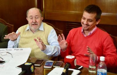 Verna sent� a Altolaguirre a su lado y le dijo: 