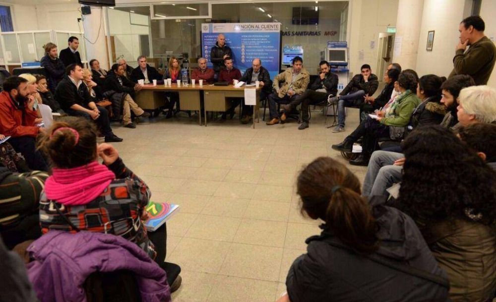Tras la protesta con barro en el despacho de Arroyo, anuncian obras para arreglar las calles