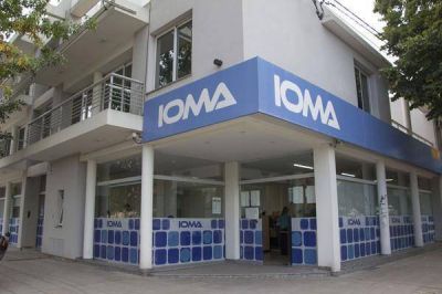 Entregan credenciales de IOMA a afiliados jubilados y pensionados