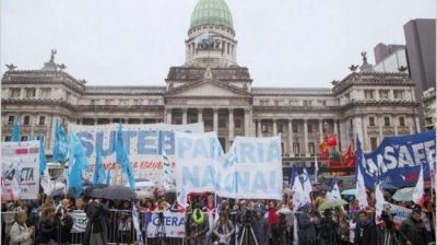 Docentes porte�os amenazan con no comenzar las clases el lunes