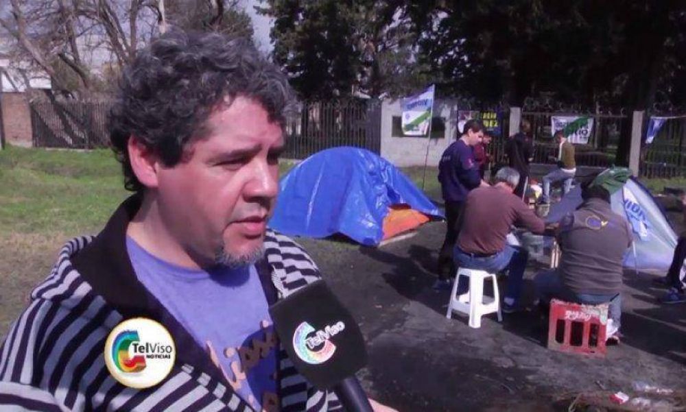 Trabajadores despedidos de una fbrica acampan para que les paguen el 100% de la indemnizacin