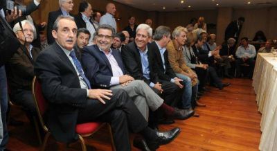 En el kirchnerismo temen que Moreno llegue al piso de las primarias y se les meta en la lista