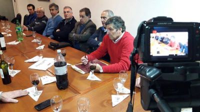 Ferreteros escuchan la postura de los precandidatos a concejal