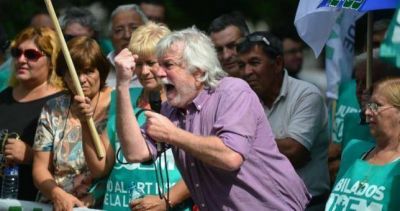 Mestre profundiza su pelea con los gremios y jubila por decreto al l�der de los municipales