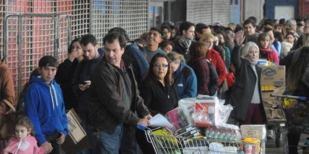Tras las largas colas en supermercados, el Banco Provincia duplicar� los d�as con 50% de descuento