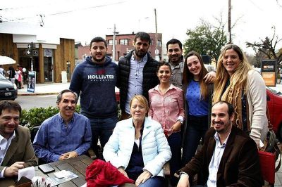 Stolbizer visit� City Bell y dialog� con vecinos y comerciantes de la zona norte de La Plata