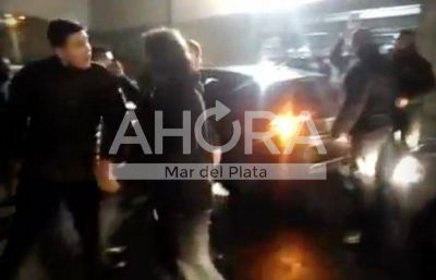Video: un joven a los tiros en la puerta de un boliche de Playa Grande