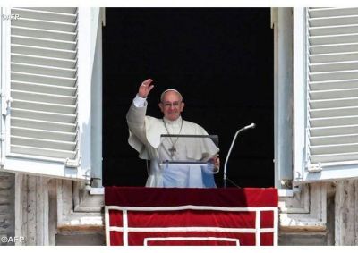 La alegr�a consoladora de Jes�s cambia nuestra vida y nos abre a la acogida de los hermanos m�s d�biles: el Papa en el �ngelus