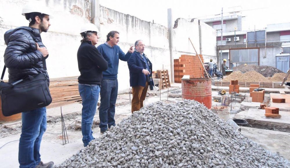Katopodis visit� las obras del Centro Cultural y Deportivo I. L. Peretz