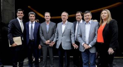 Los gobernadores se re�nen antes de las primarias para marcarle la cancha a Macri y Cristina