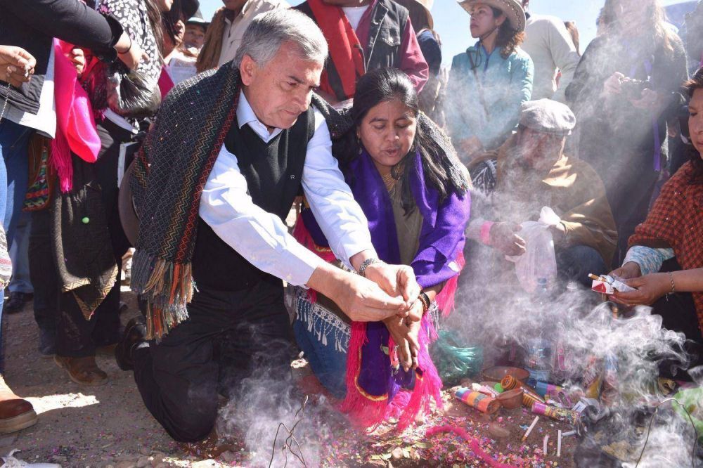 Morales particip del ritual a la Pachamama