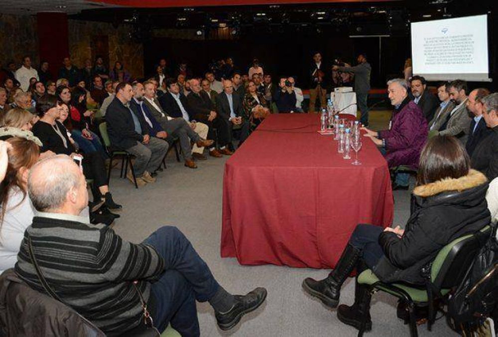 Alberto: �No puede ser que la leche salga de San Luis y vuelva con un precio como si fuese de Buenos Aires�