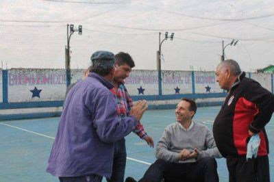 Vi�uales charl� con los vecinos sobre las obras en Fiorito