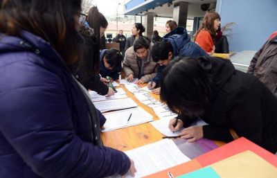 Jubilados dieron un ultim�tum al gobierno y en calle Roca hay cola para firmar el juicio pol�tico a Alicia Kirchner