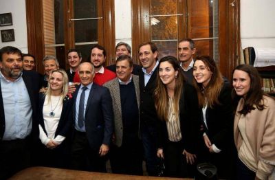Paz: el Pro y la UCR se mostraron juntos y sonrientes en La Plata