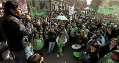 Con una contundente movilizaci�n, crece el conflicto estatal neuquino