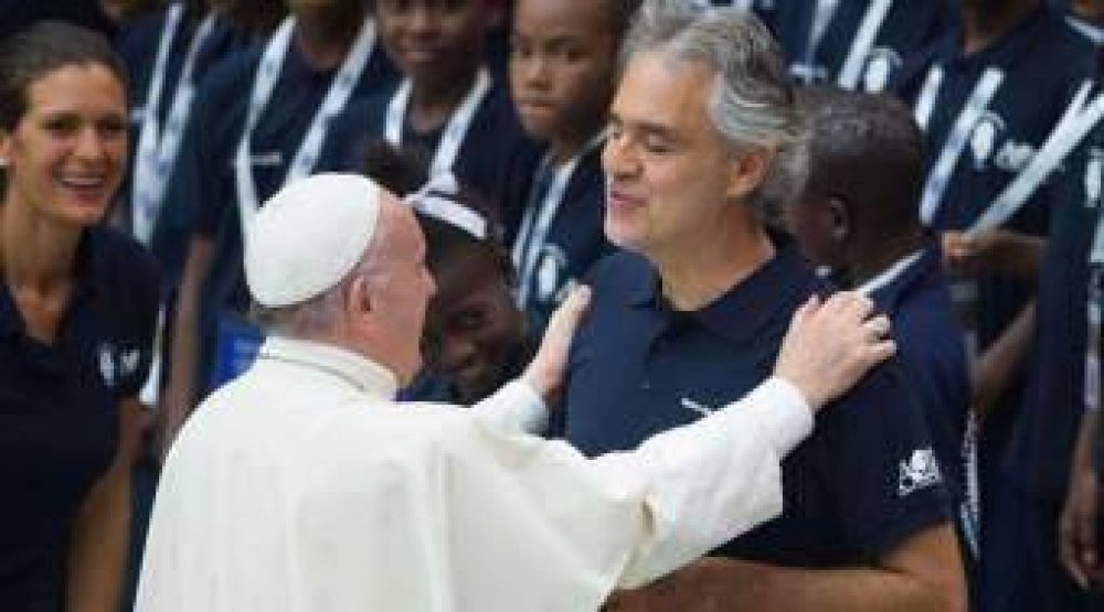 VIDEO: Andrea Bocelli emociona al Papa y peregrinos en el Vaticano con hermoso Ave Mara