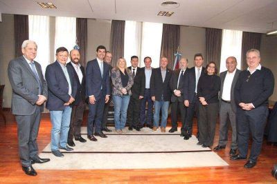 Junto a los gobernadores peronistas Bertone reclam� por m�s federalismo