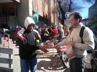Candidatos del Frente de Izquierda en Mar del Plata en el Materno Infantil