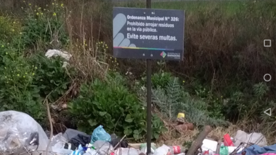 Para atr�s. Este basural clandestino sigue creciendo