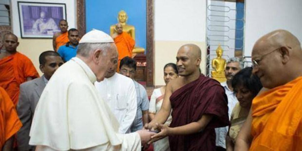 Papa Francisco: contra el terrorismo y la guerra, apoyo de las religiones por la paz