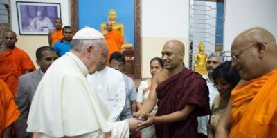 Papa Francisco: contra el terrorismo y la guerra, apoyo de las religiones por la paz