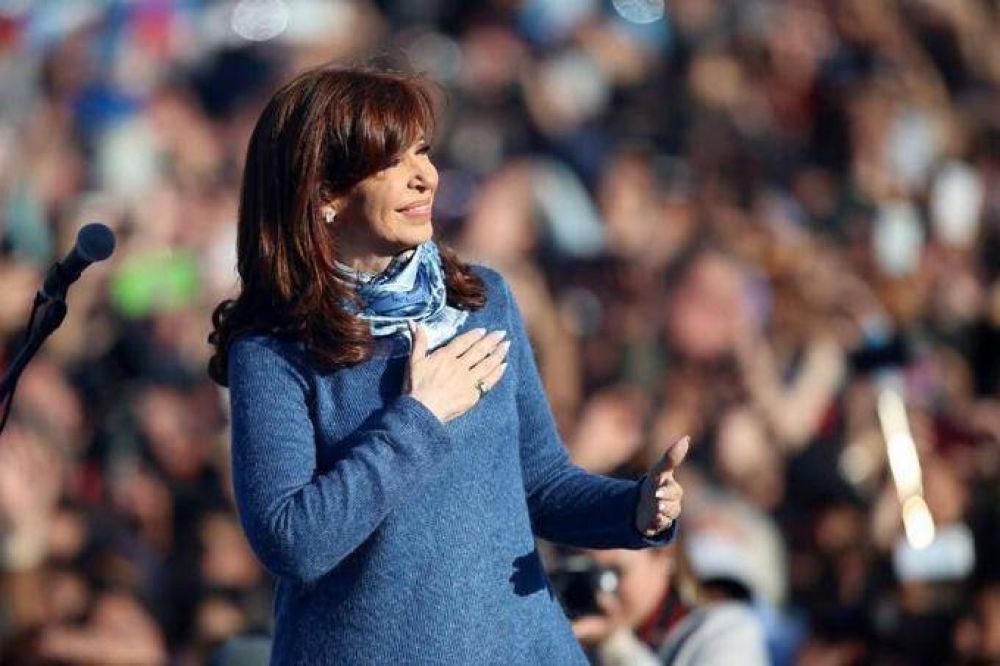Cristina sigue liderando las encuestas y Bullrich y Massa se pelean por el segundo lugar