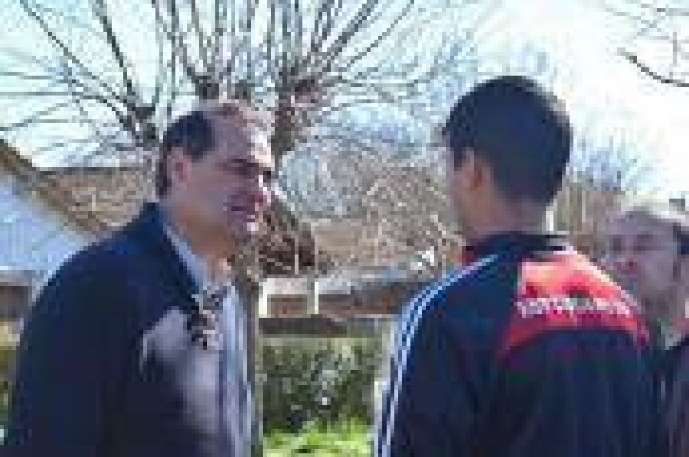 La Plata: Escudero recorri� barrios del sur de la ciudad conduras cr�ticas a Cambiemos