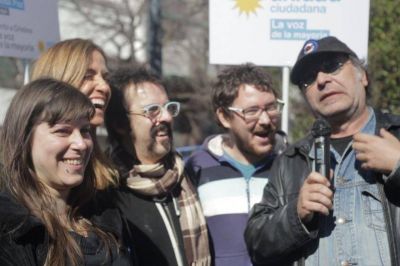 Tolosa Paz camin� junto a Mex Urtizberea en defensa de la cultura platense