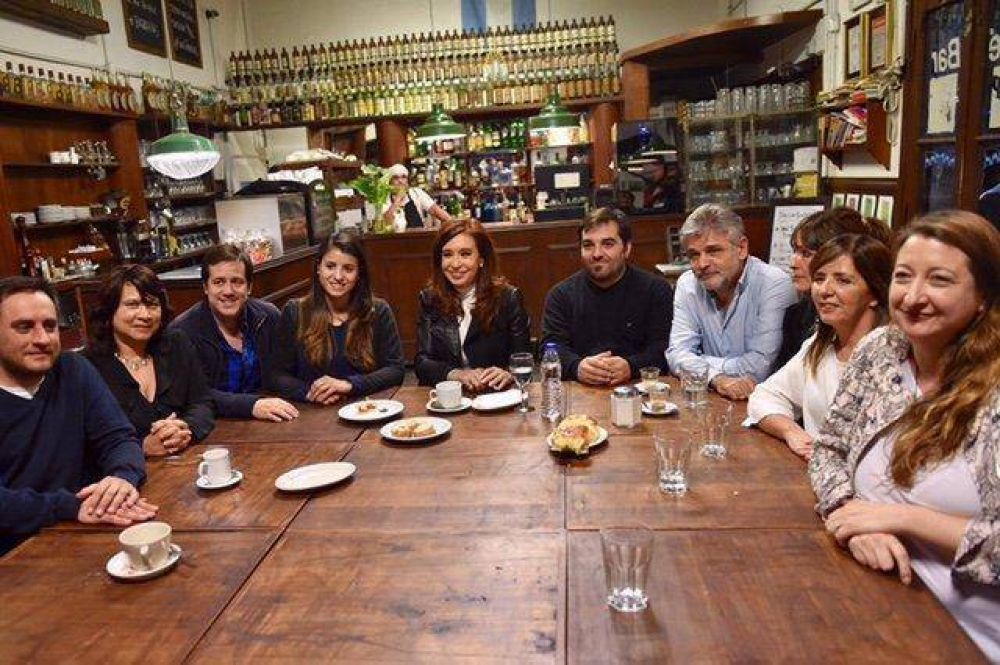 Los candidatos porteos de Unidad Ciudadana se reunieron con CFK en un bar de Barracas